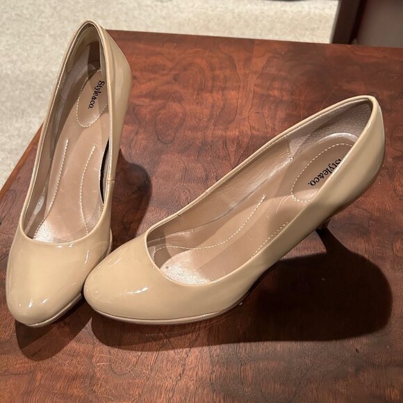 beige heels - Picture 1 of 3